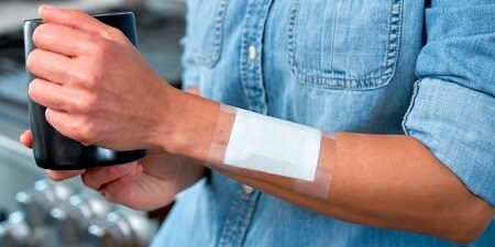 Esparadrapo universal que sujeta un vendaje en una mano
