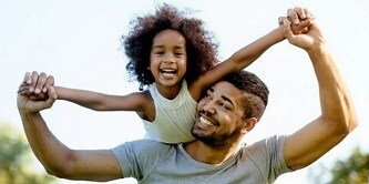Padre con su hija sobre los hombros
