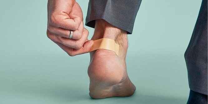 Aplicación del esparadrapo Nexcare Active Tape en los pies
