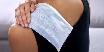 Producto Nexcare™ en el brazo de un paciente
