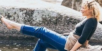 mujer junto a un lago
