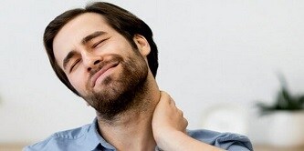 hombre masajeándose el cuello
