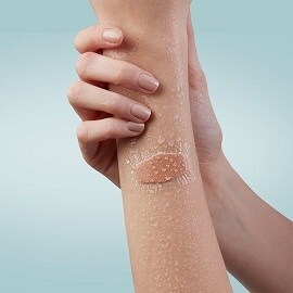 Parche resistente al agua en la mano