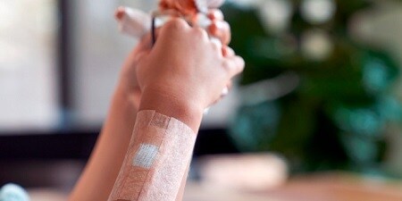 Esparadrapo para pieles sensibles en una mano
