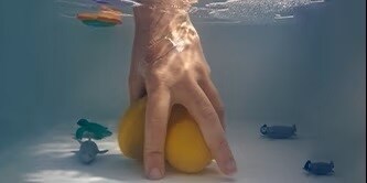 Mano dentro del agua con una tira Nexcare
