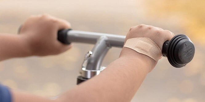 tira Nexcare Duo en las manos de niños
