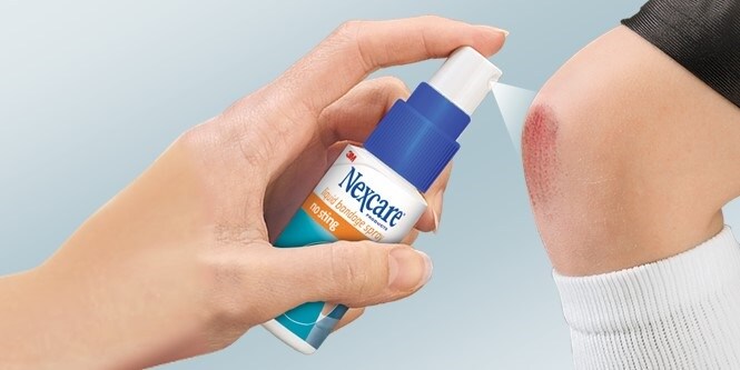  Apósito líquido Nexcare™ aplicado en la rodilla
