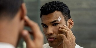 Suturas cutáneas Nexcare™ Steri-Strip™ en la frente de hombres
