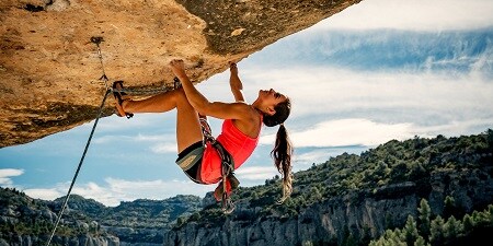 Mujer escalando
